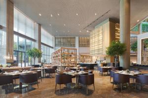 深圳的住宿－深圳博林天瑞喜來登酒店，用餐室设有桌椅和窗户。