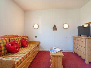 Zimmer mit Sofa, TV und Kommode in der Unterkunft Apartment Les Origanes-2 by Interhome in Les Menuires