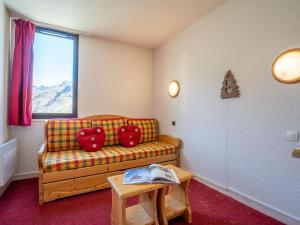 ein Wohnzimmer mit einem Sofa mit roten Herzen darauf in der Unterkunft Apartment Les Origanes-2 by Interhome in Les Menuires