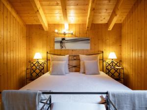 ein Schlafzimmer mit einem Bett in einer Holzwand in der Unterkunft Chalet Miranda by Interhome in Champex