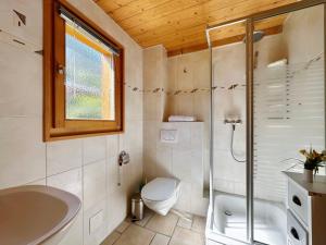 Kylpyhuone majoituspaikassa Chalet Miranda by Interhome