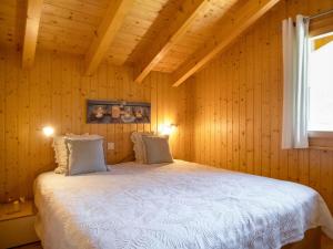 Vuode tai vuoteita majoituspaikassa Chalet Miranda by Interhome