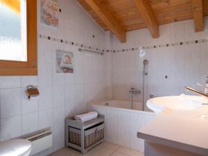 Kylpyhuone majoituspaikassa Chalet Miranda by Interhome