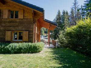 Puutarhaa majoituspaikan Chalet Miranda by Interhome ulkopuolella