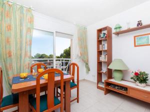 ミアミ・プラトーヤにあるApartment Florida by Interhomeのダイニングルーム(テーブル、椅子、窓付)