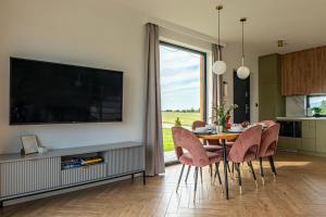 Televízia a/alebo spoločenská miestnosť v ubytovaní Białka i Skałka domki z jacuzzi i widokiem na góry - jacuzzi and mountain view