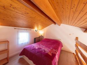 ヴォー・シュル・メールにあるHoliday Home Marais by Interhomeの紫色のベッドと木製の天井が備わるベッドルーム1室が備わります。