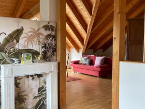 Herdwangen-SchönachにあるHoliday Home Casa Luna by Interhomeのリビングルーム(赤いソファ付)