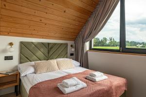 Posteľ alebo postele v izbe v ubytovaní Białka i Skałka domki z jacuzzi i widokiem na góry - jacuzzi and mountain view