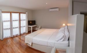 A bed or beds in a room at Sunset Mancora