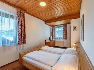 Sankt UrbanにあるApartment Alpenrose - FEK111 by Interhomeのベッドルーム1室(ベッド2台、窓付)