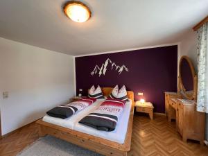Postel nebo postele na pokoji v ubytování Apartment Bauernhof Gasteg-2 by Interhome