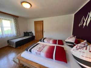 Postel nebo postele na pokoji v ubytování Apartment Bauernhof Gasteg-2 by Interhome