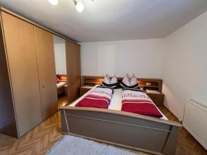 Postel nebo postele na pokoji v ubytování Apartment Bauernhof Gasteg-2 by Interhome