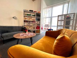 ein Wohnzimmer mit Sofa und Tisch in der Unterkunft Hotel Pelikán in Lučenec