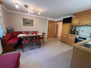 Η κουζίνα ή μικρή κουζίνα στο Apartment Bauernhof Gasteg-3 by Interhome