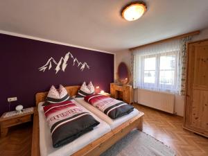 Ένα ή περισσότερα κρεβάτια σε δωμάτιο στο Apartment Bauernhof Gasteg-3 by Interhome