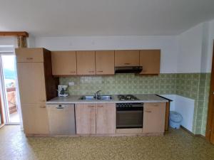 kuchnia z drewnianymi szafkami i zlewem w obiekcie Apartment Straif by Interhome w mieście Kirchberg in Tirol