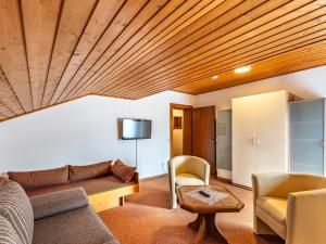Apartment Alpenrose - FEK110 by Interhome في Sankt Urban: غرفة معيشة مع أريكة وطاولة