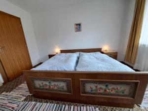 łóżko w sypialni z dwoma światłami w obiekcie Apartment Straif by Interhome w mieście Kirchberg in Tirol
