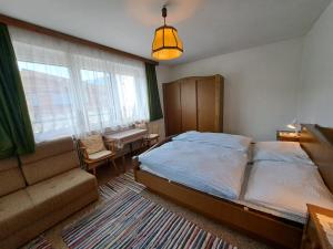 sypialnia z łóżkiem i kanapą w obiekcie Apartment Straif by Interhome w mieście Kirchberg in Tirol +16 zdjęć