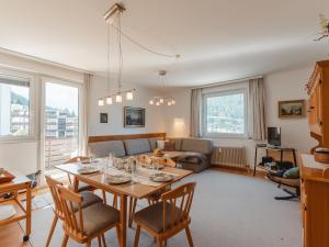 salon ze stołem i kanapą w obiekcie Apartment Martini by Interhome w mieście Bad Gastein