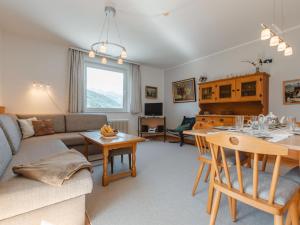 salon z kanapą i stołem w obiekcie Apartment Martini by Interhome w mieście Bad Gastein