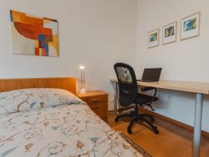 sypialnia z biurkiem, łóżkiem i krzesłem w obiekcie Apartment Martini by Interhome w mieście Bad Gastein +32 zdjęcia