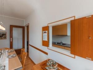 Kuchnia lub aneks kuchenny w obiekcie Apartment Martini by Interhome