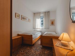 Łóżko lub łóżka w pokoju w obiekcie Apartment Martini by Interhome