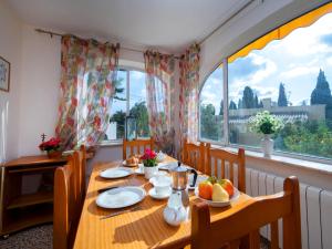 a dining room with a table with food on it at Holiday Home Casa de las Rosas by Interhome in L’Alfàs del Pi