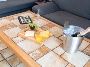 einen Tisch mit Käse und einen Eimer darauf in der Unterkunft Apartment Muschelweg-1 by Interhome in Norddeich