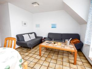 ein Wohnzimmer mit einer Couch und einem Tisch in der Unterkunft Apartment Muschelweg-1 by Interhome in Norddeich