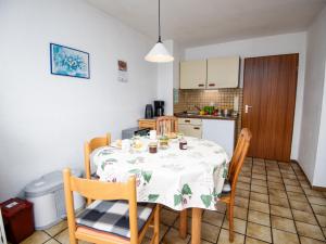 eine Küche mit Tisch und Stühlen in einem Zimmer in der Unterkunft Apartment Muschelweg-1 by Interhome in Norddeich + 25 Fotos