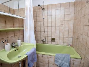 Ein Badezimmer in der Unterkunft Apartment Muschelweg-1 by Interhome