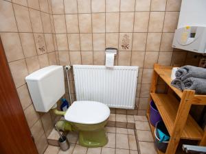 Ein Badezimmer in der Unterkunft Apartment Muschelweg-1 by Interhome