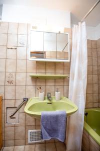 Ein Badezimmer in der Unterkunft Apartment Muschelweg-1 by Interhome