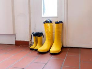 ノルトダイヒにあるHoliday Home Itzendorfer Rott-1 by Interhomeの黄色いゴムの雨具