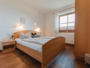 sypialnia z dużym łóżkiem i oknem w obiekcie Holiday Home Erlachhof by Interhome w mieście Niedernsill