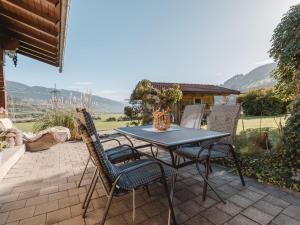 stół i krzesła na patio domu w obiekcie Holiday Home Erlachhof by Interhome w mieście Niedernsill