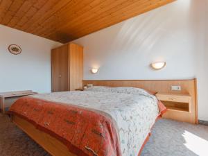 ケーニヒスライテンにあるApartment Voithofer-1 by Interhomeの木製の天井が特徴のベッドルーム1室(ベッド1台付)