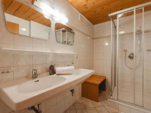 A bathroom at Apartment Voithofer-7 by Interhome