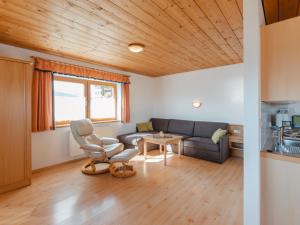 ein Wohnzimmer mit einem Sofa und einem Tisch in der Unterkunft Apartment Voithofer-7 by Interhome in Königsleiten