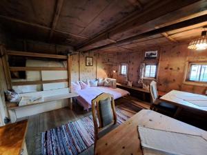 Postel nebo postele na pokoji v ubytování Chalet Lippnerhütte by Interhome