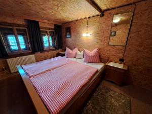 Postel nebo postele na pokoji v ubytování Chalet Lippnerhütte by Interhome