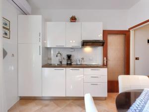 ครัวหรือมุมครัวของ Apartment Mariza-1 by Interhome