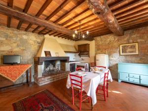 cocina con mesa con sillas y chimenea en Holiday Home Tenuta Farneta by Interhome, en Lucignano