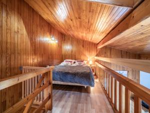 モルジヌにあるApartment Le Tetra - MOZ102 by Interhomeの木造キャビン内のベッド1台が備わるベッドルーム1室を利用します。