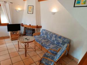sala de estar con sofá, mesa y TV en Holiday Home Mimosa-3 by Interhome, en Denia