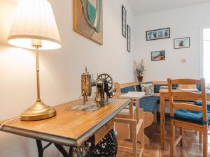 um quarto com uma mesa com um candeeiro em Apartment Haus Reitl VII by Interhome em Bad Gastein